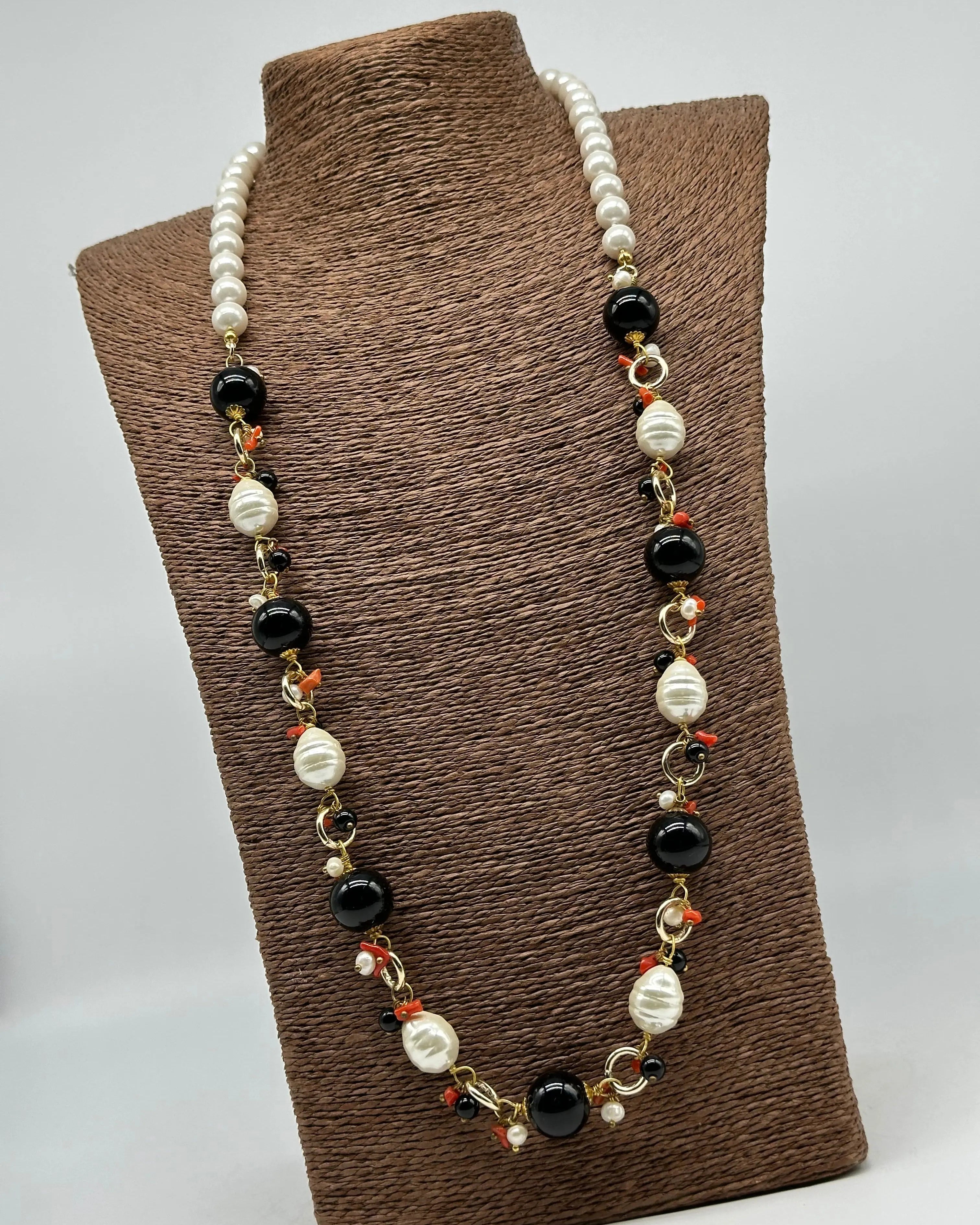 Collana Artigianale Pietre Nero, Corallo e Perle bianche DD CERAMICHE SICILIANE