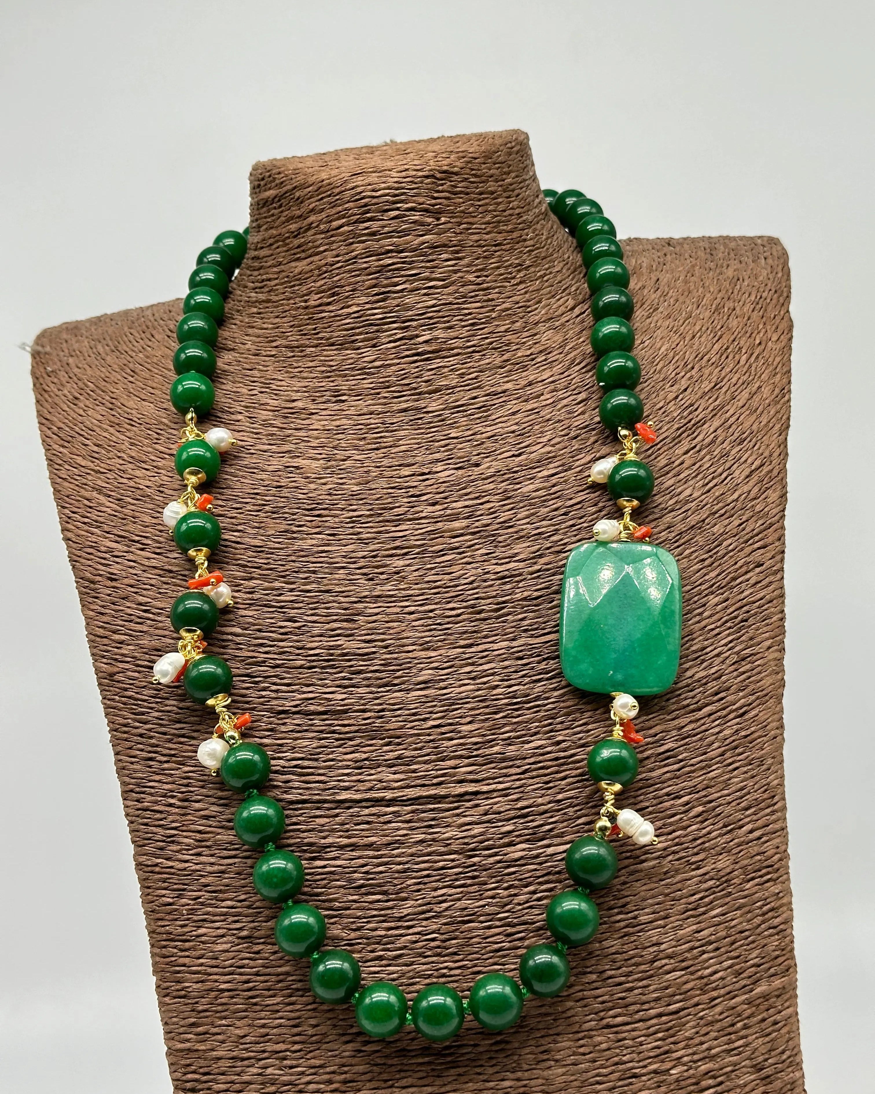 Collana Artigianale Pietre Verde, Corallo e Perle bianche V.3 DD CERAMICHE SICILIANE