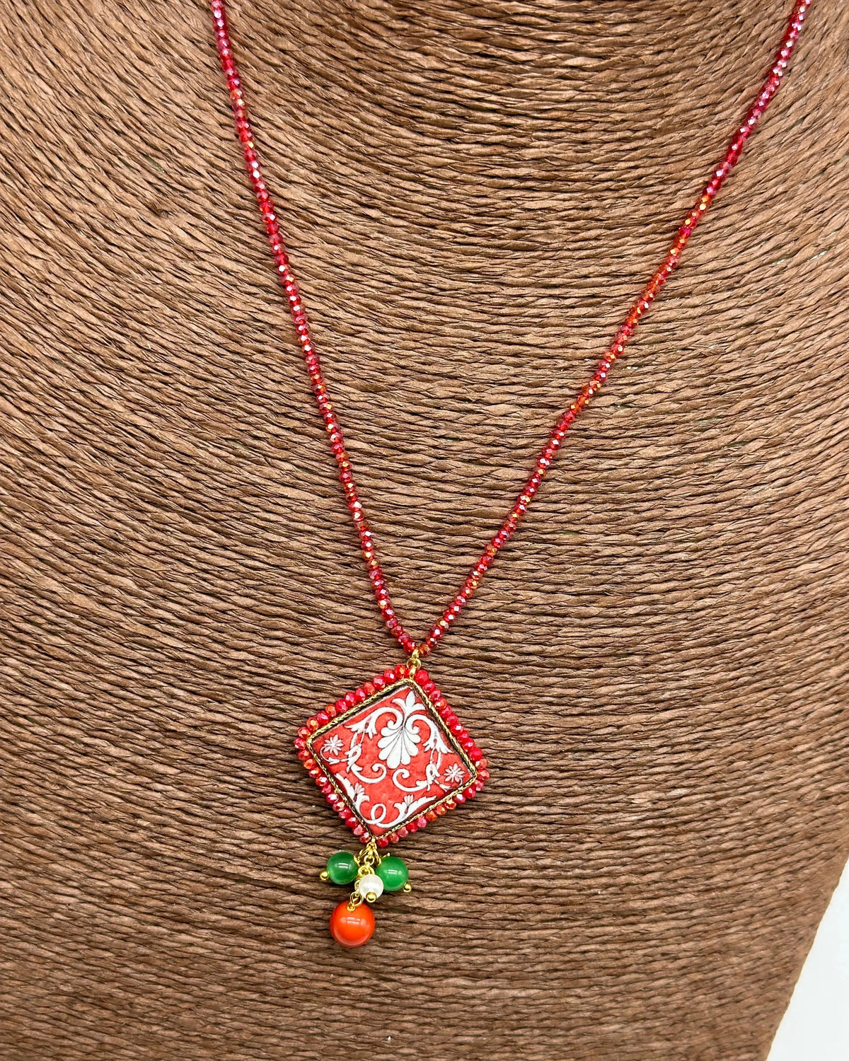 Collana Piastrella Ceramica Caltagirone Decoro Barocco, catena perline rosse V.1 DD CERAMICHE SICILIANE