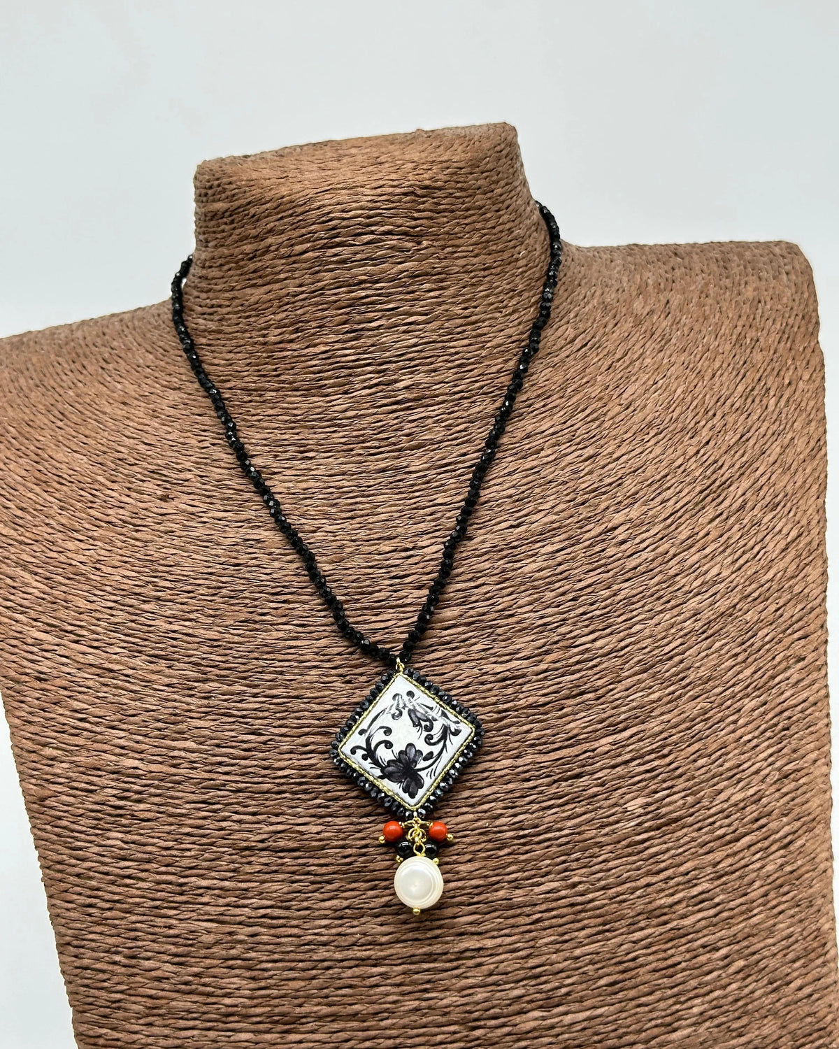 Collana Piastrella Ceramica Caltagirone Decoro Barocco, catena perline nere DD CERAMICHE SICILIANE