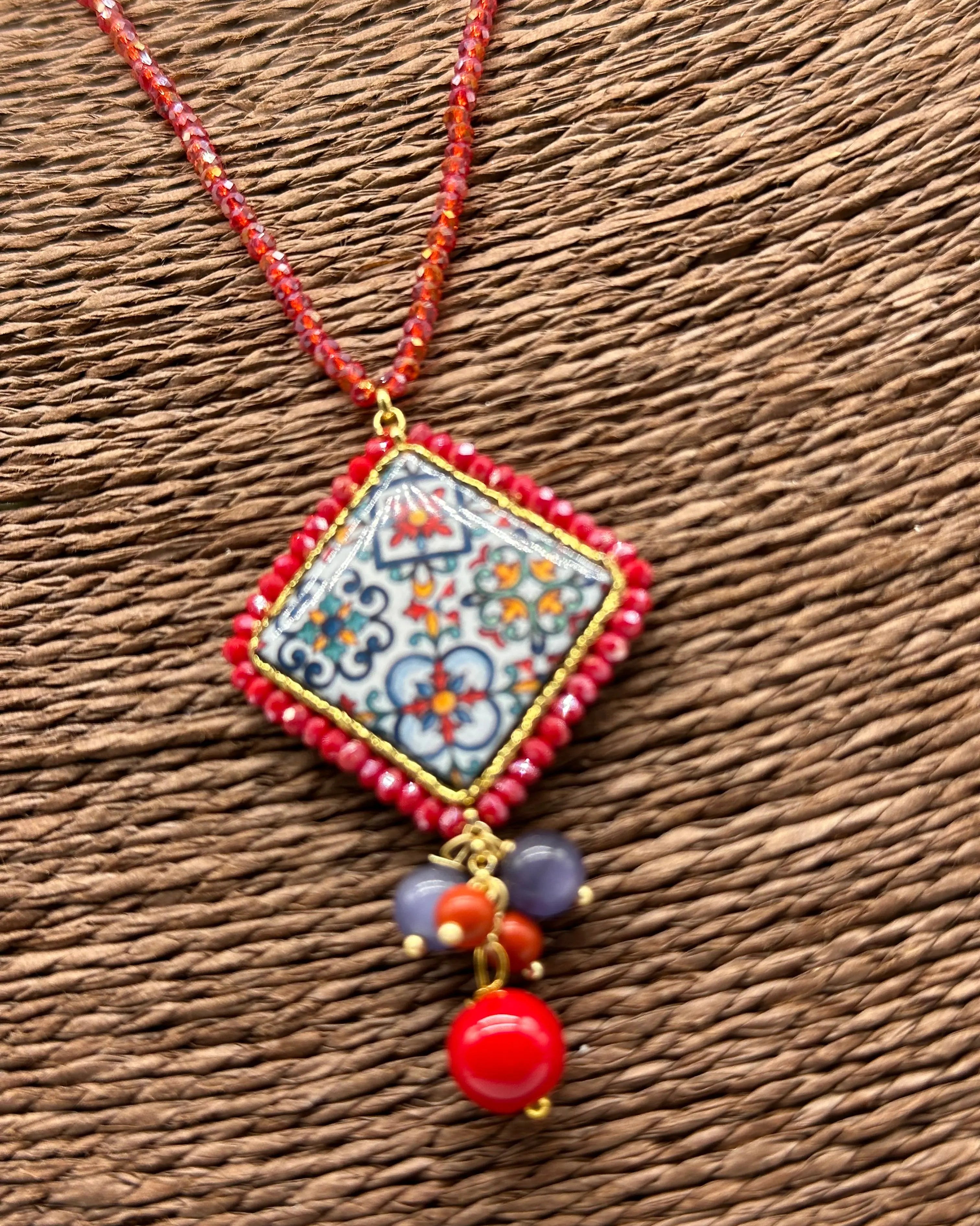 Collana Piastrella Ceramica Caltagirone Decoro Barocco, catena perline rosse V.2 DD CERAMICHE SICILIANE