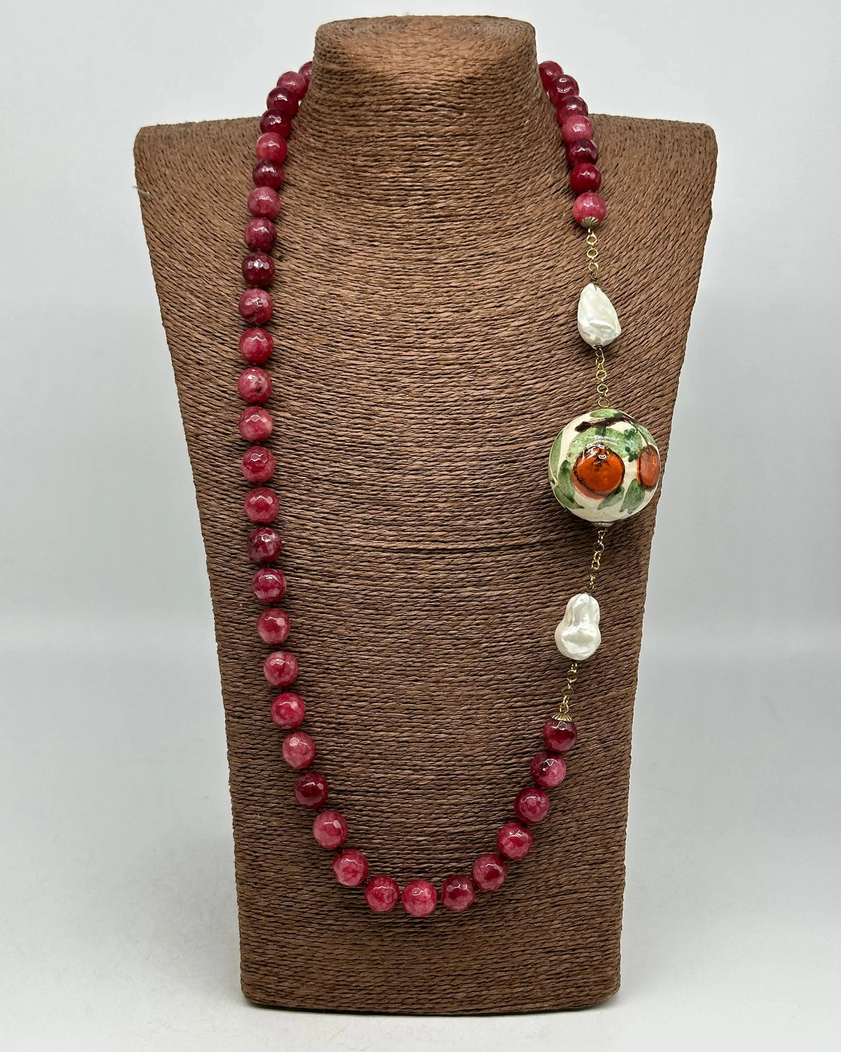 Collana Pietre Bordeaux Sfera Decorata Ceramica di Caltagirone e Perle DD CERAMICHE SICILIANE