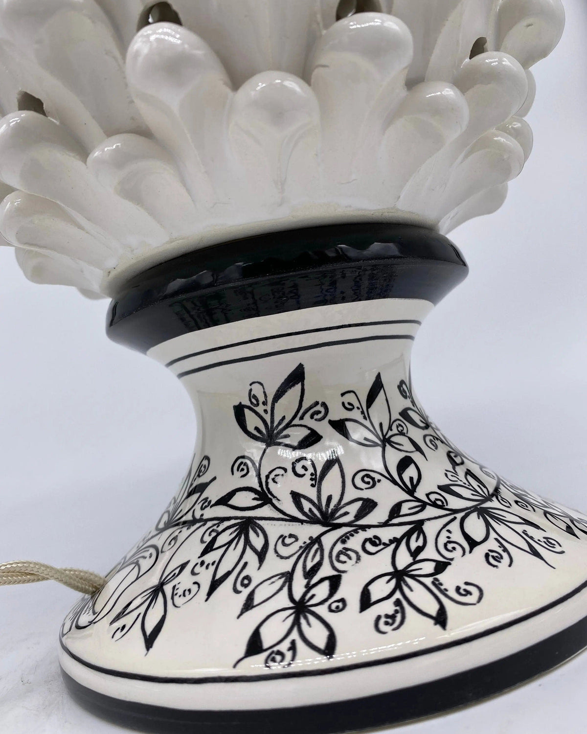 Lampada Pigna traforata Ceramica Caltagirone cm H.30 L.20 Artigianale Bianco Base Decorata DD CERAMICHE SICILIANE