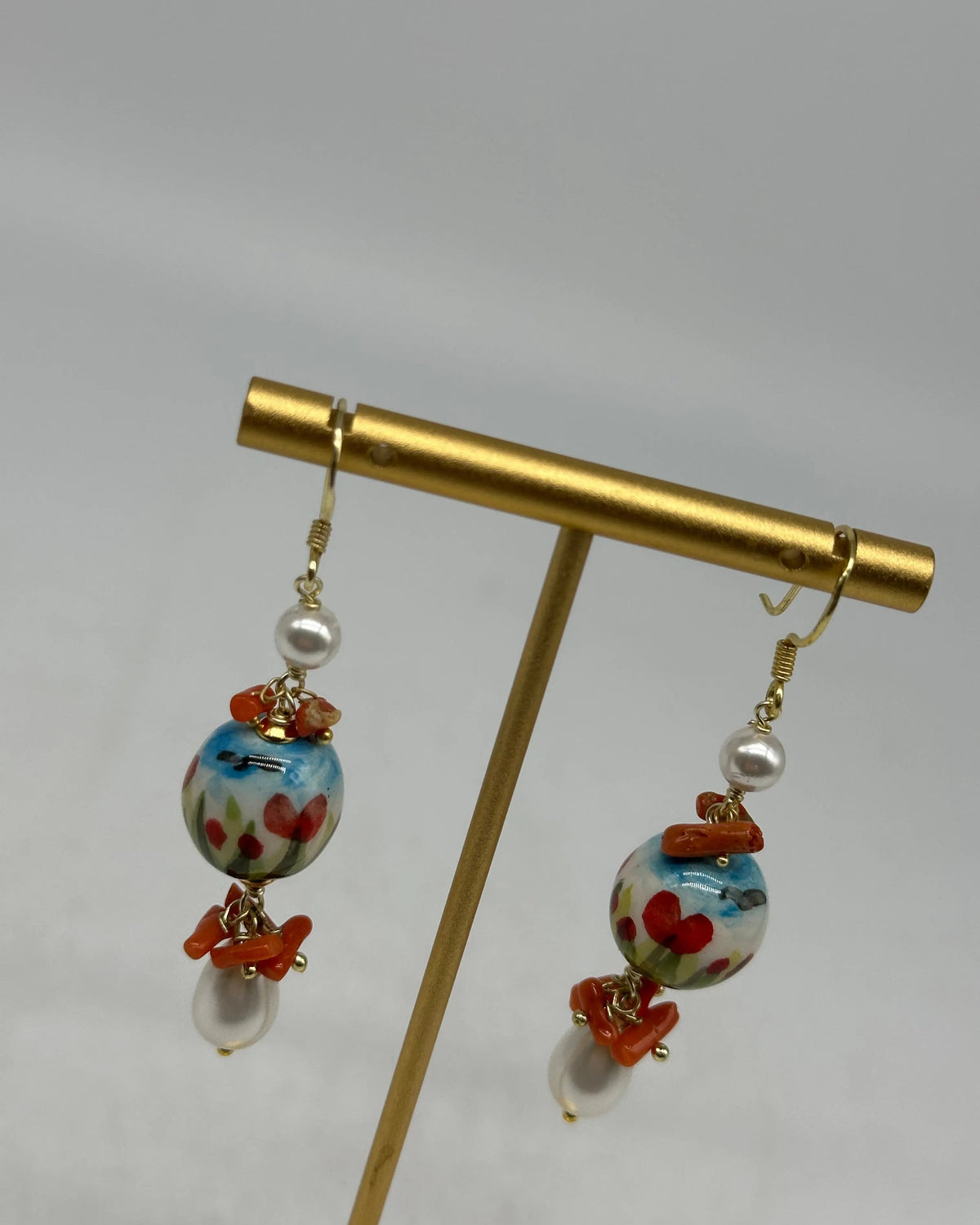 Orecchini Artigianali Sfere di Natale Bianco con decoro fiori in Ceramica di Caltagirone, pietre e corallo DD CERAMICHE SICILIANE