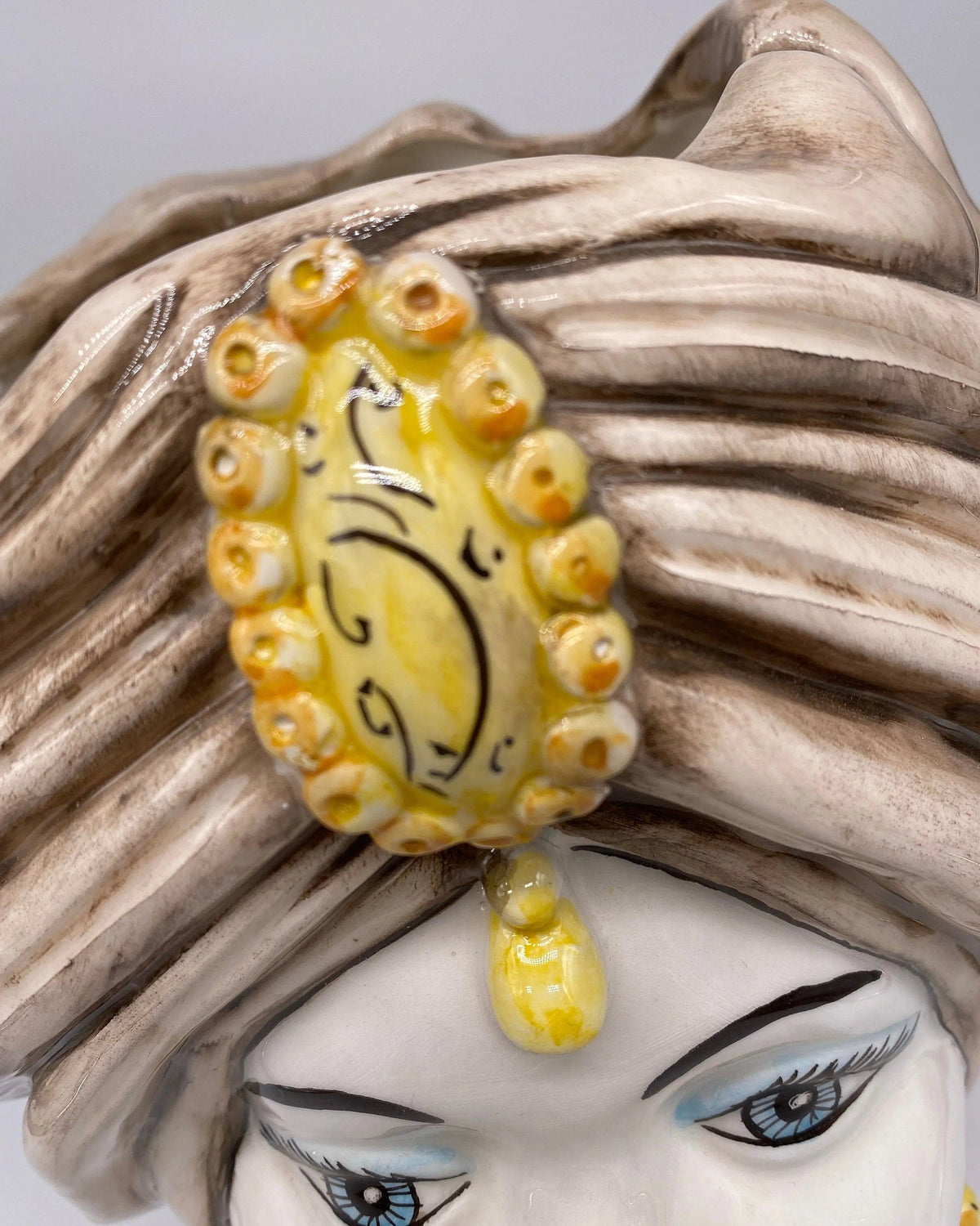 Teste di Moro Atena Ceramica Caltagirone cm H.30 L.23 Artigianale Écru Bianco Giallo DD CERAMICHE SICILIANE