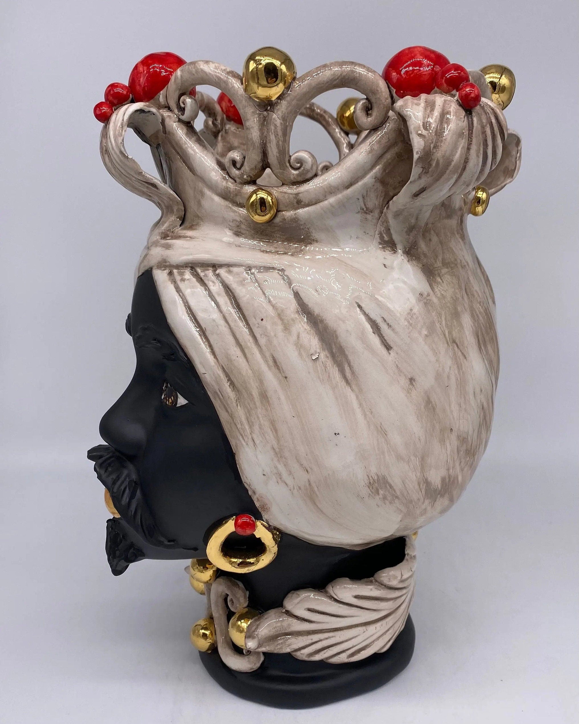Teste di Moro Diana Ceramica Caltagirone cm H.30 L.20 Artigianale Écru Oro Sfere Rosso DD CERAMICHE SICILIANE