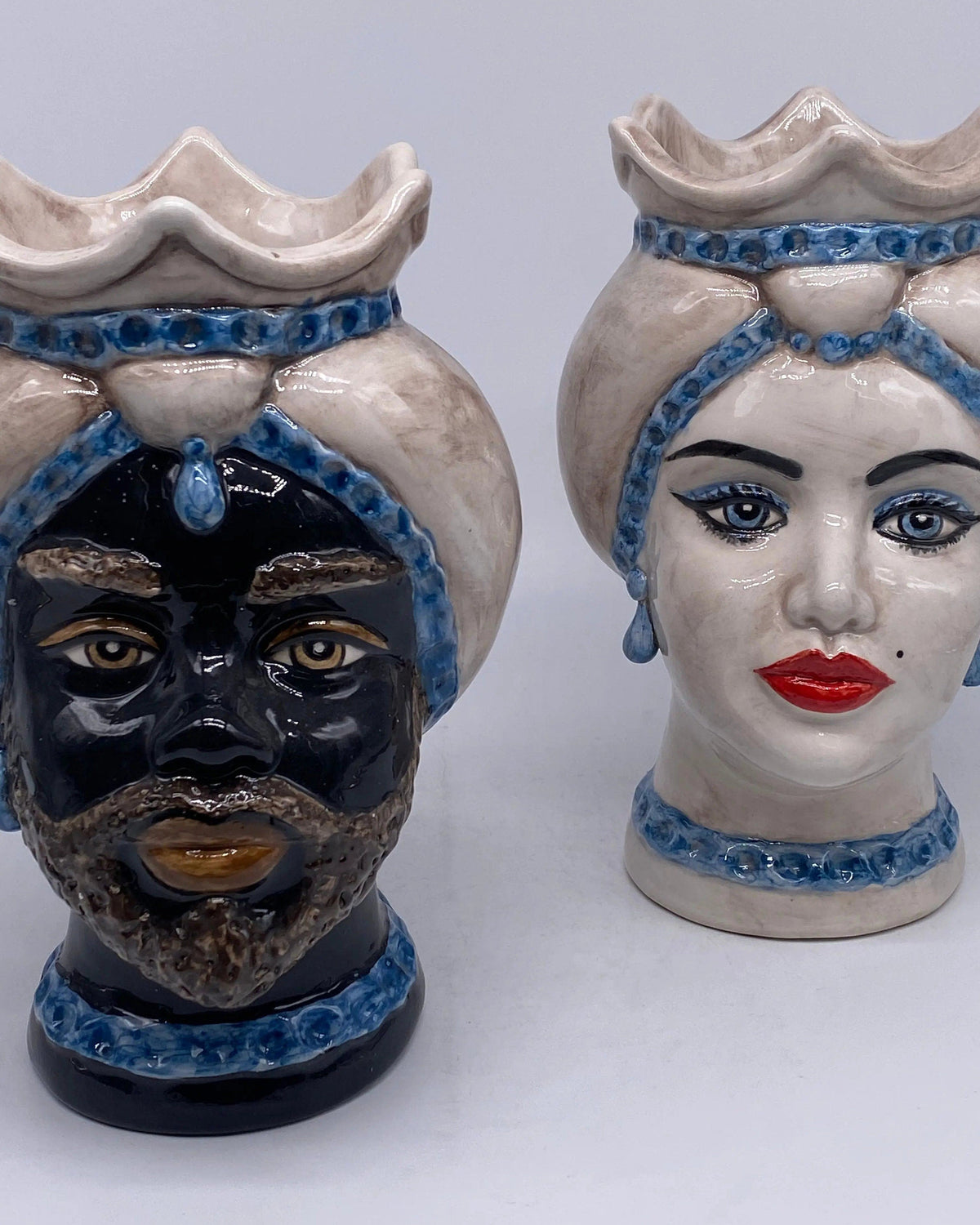 Teste di Moro Luis Ceramica Caltagirone cm H.22 L.15 Artigianale Turbante Liscio Écru Blu DD CERAMICHE SICILIANE