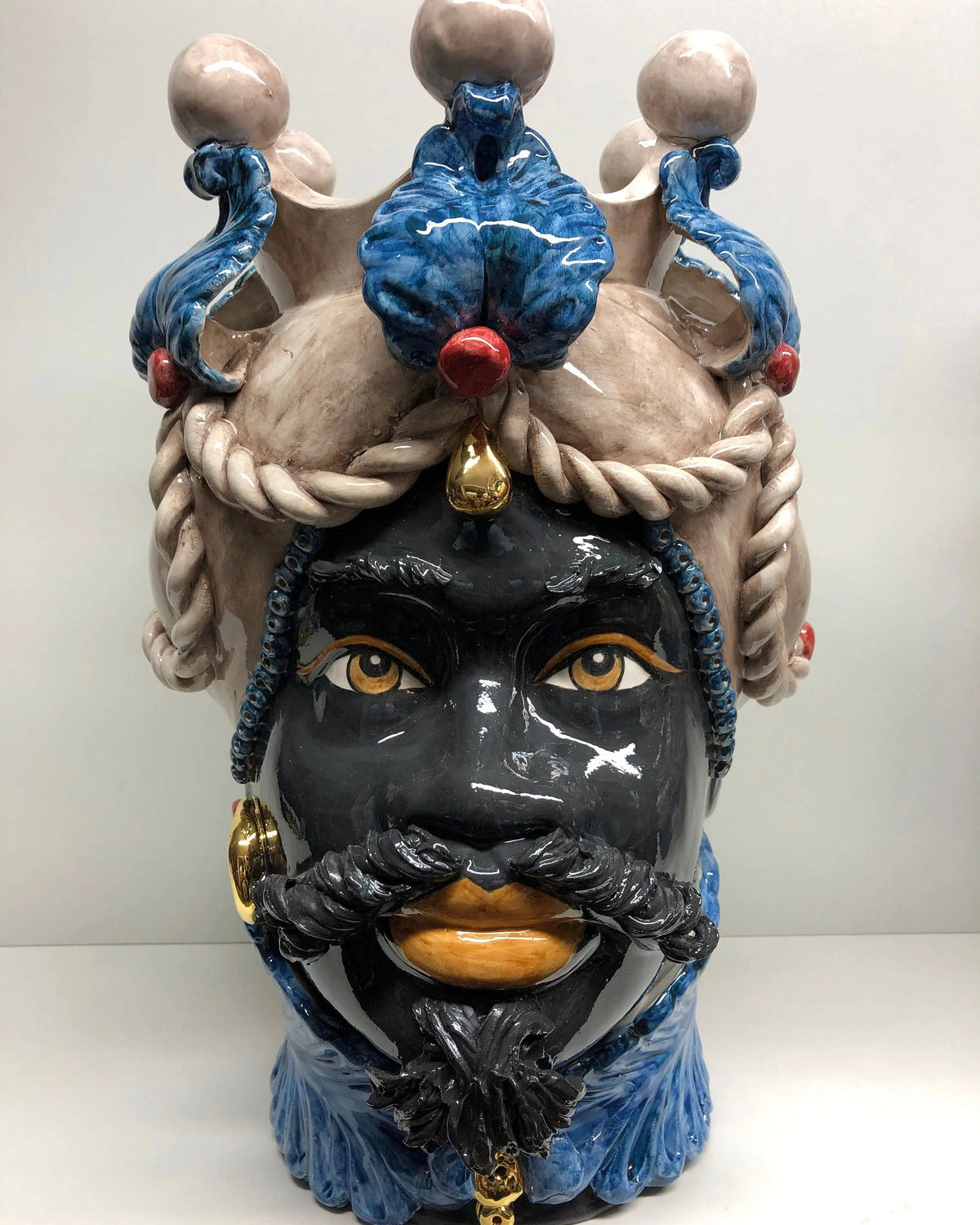 Teste di Moro Zefiro Ceramica Caltagirone cm H.43 L.26 Artigianale Écru Foglie Blu Oro DD CERAMICHE SICILIANE