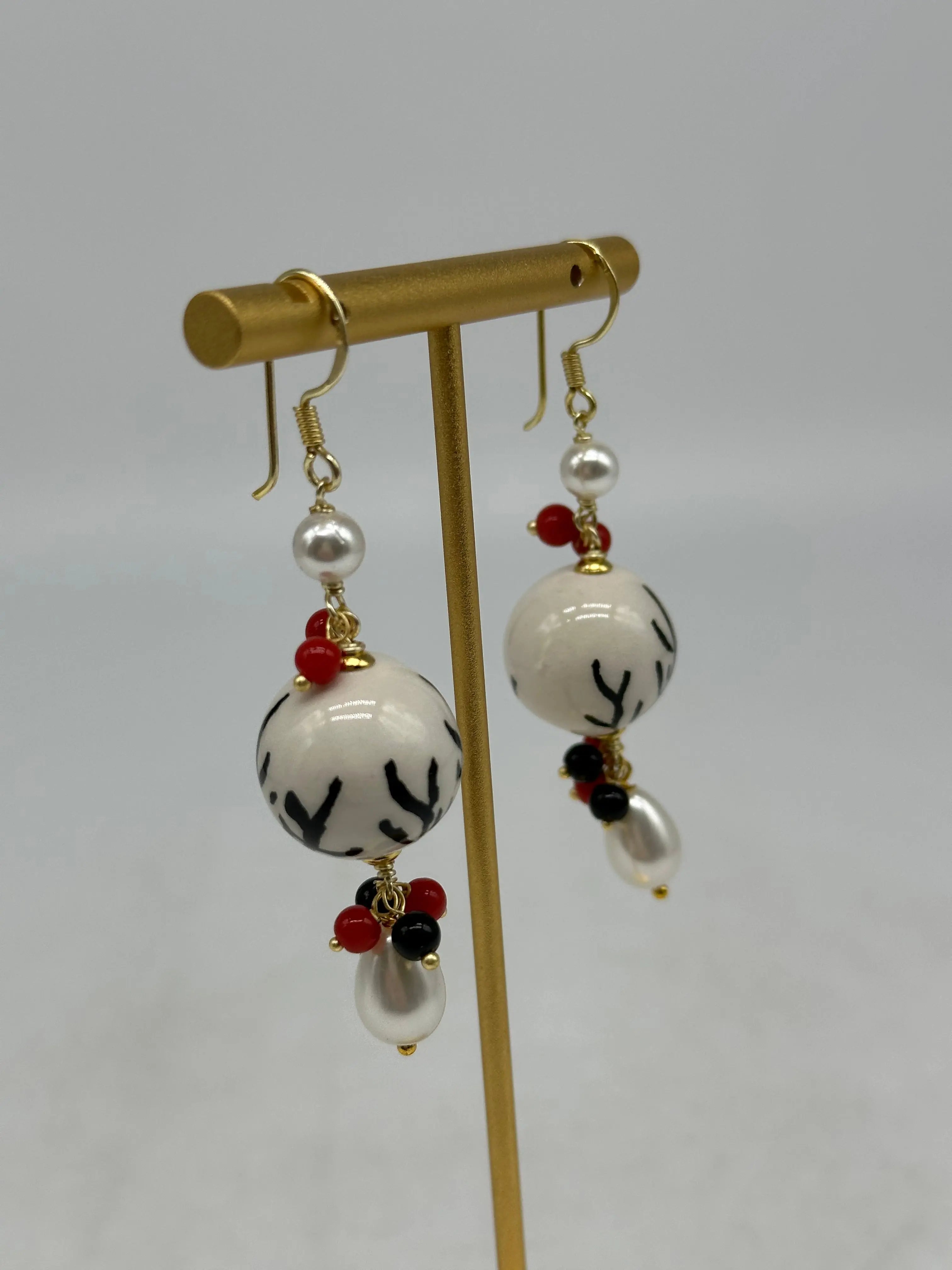 Orecchini Artigianali Sfere di Natale Bianco con decori Nero in Ceramica di Caltagirone, pietre e corallo DD CERAMICHE SICILIANE