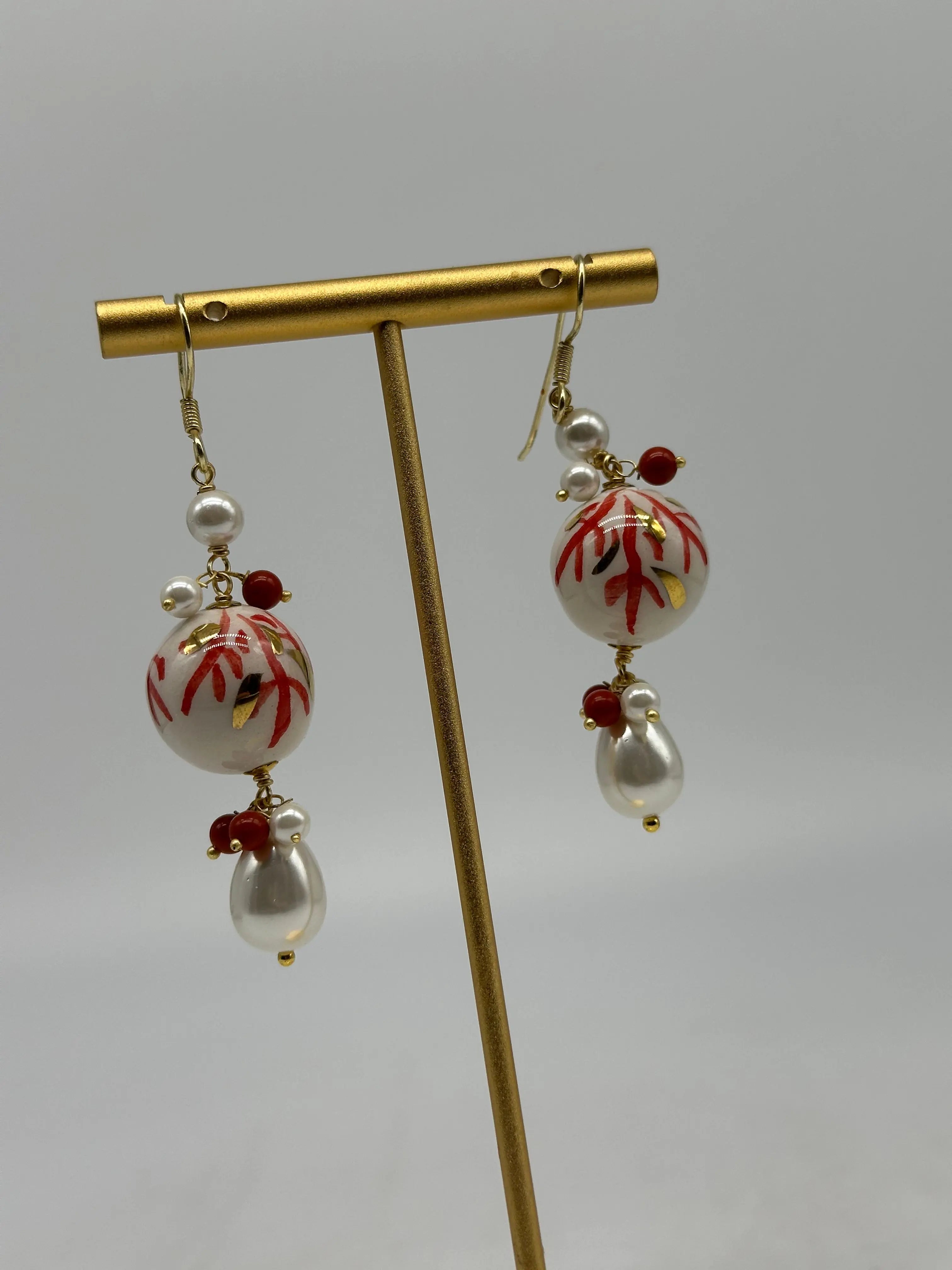 Orecchini Artigianali Sfere di Natale Bianco con decori Rosso in Ceramica di Caltagirone, pietre e corallo DD CERAMICHE SICILIANE