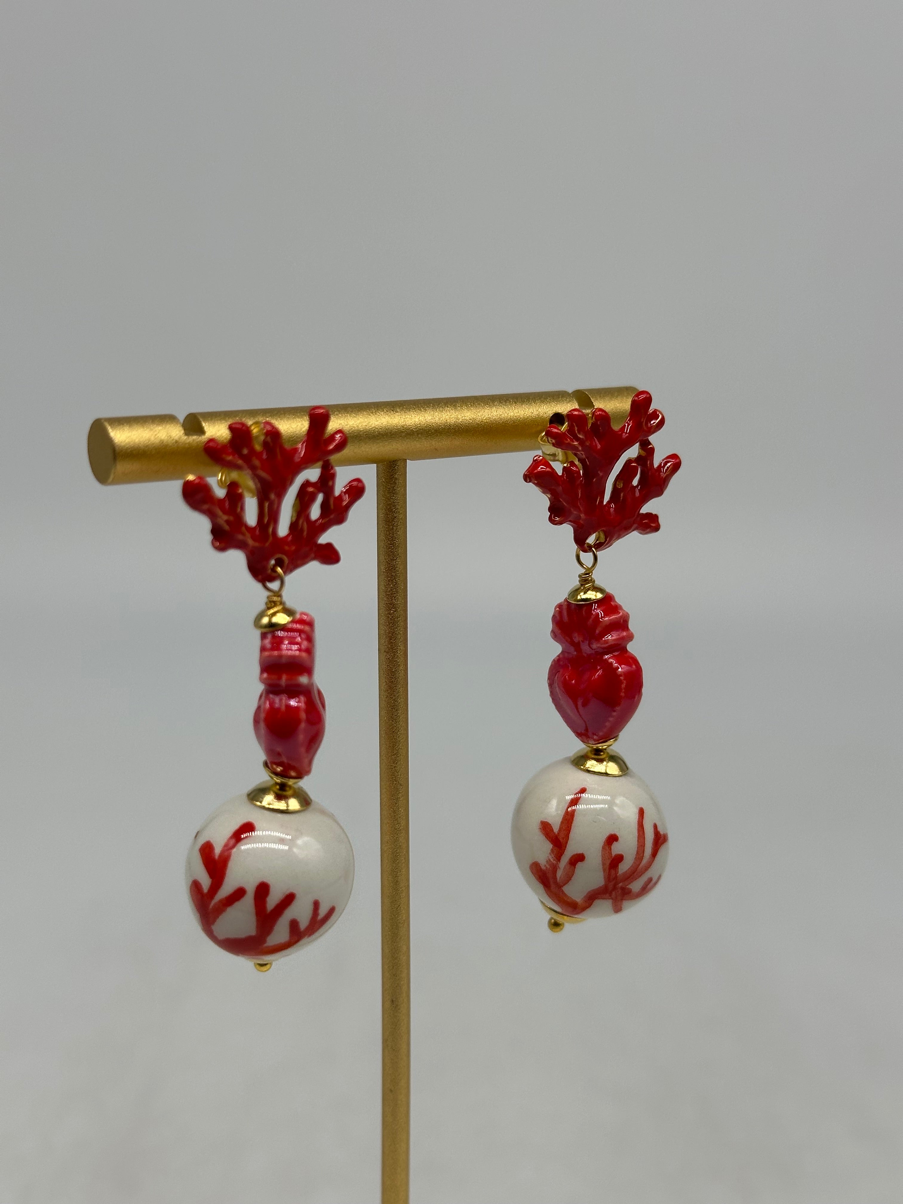 Orecchini Artigianali Sfere di Natale Bianco con decori Rosso in Ceramica di Caltagirone cuore sacro e corallo - BIJOUX