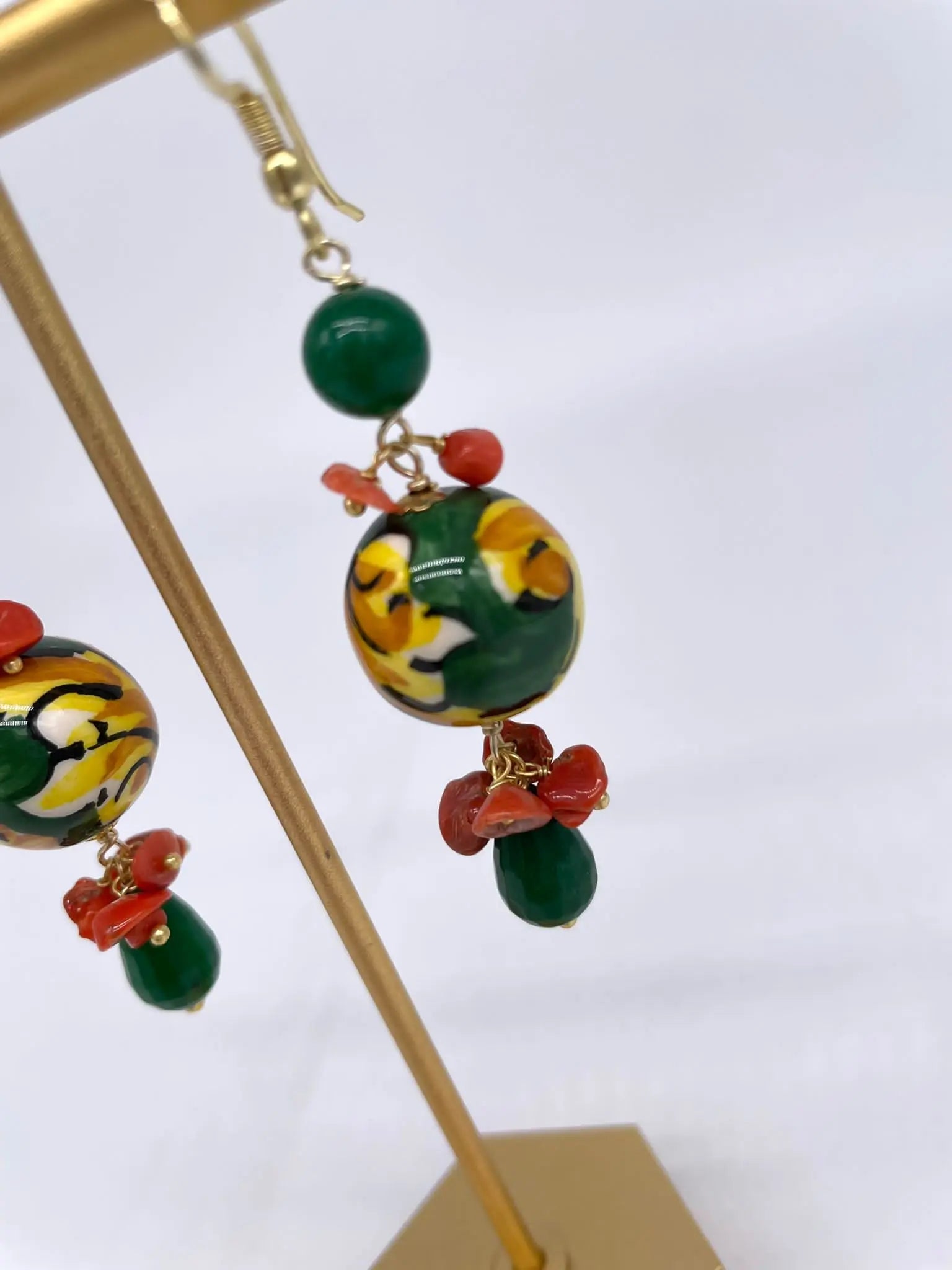 Orecchini Artigianali Sfere di Natale Verde in Ceramica di Caltagirone, pietre e corallo - DD CERAMICHE SICILIANE